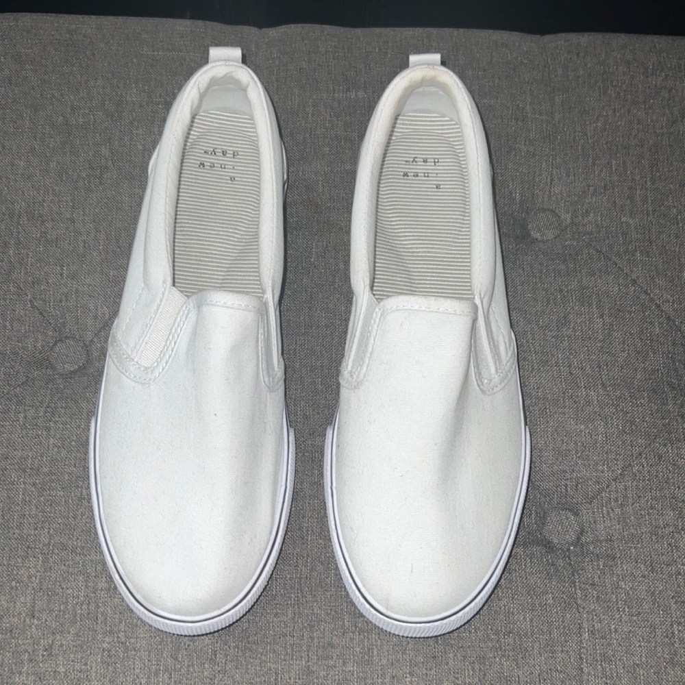 Brand new!!!! Slip on sneakers 👟